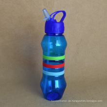 Plastikwasserflasche mit Strohhalm